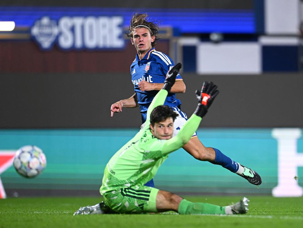 UEFA Champions League: Nico Paz scores the third goal for Como against Manchester United.