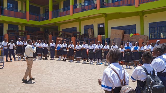 Les survivants d'Ebola à Beni partagent leurs expériences avec les élèves alors que l'année scolaire reprend.