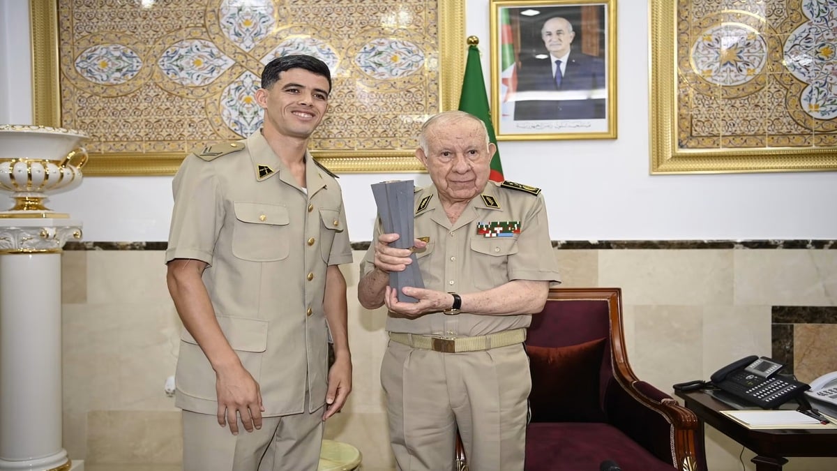 Chanegriha honors Sergeant Major Djamel Sedjati, winner of a gold medal at the Ultimate Championship.
