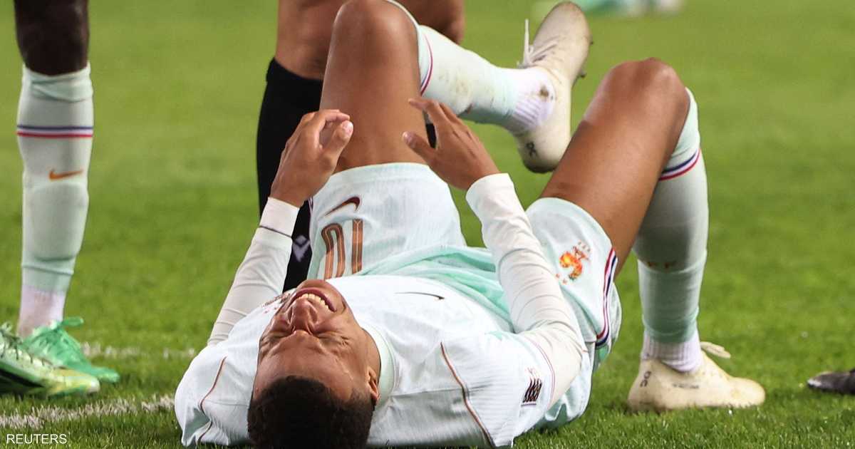 مبابي يغادر الملعب مصابًا بعد لحظات من إحرازه هدفًا.