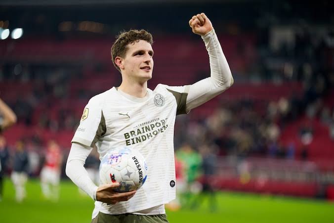 Ligue des champions de l'UEFA : le PSV Eindhoven triomphe sur le terrain du FC Porto.