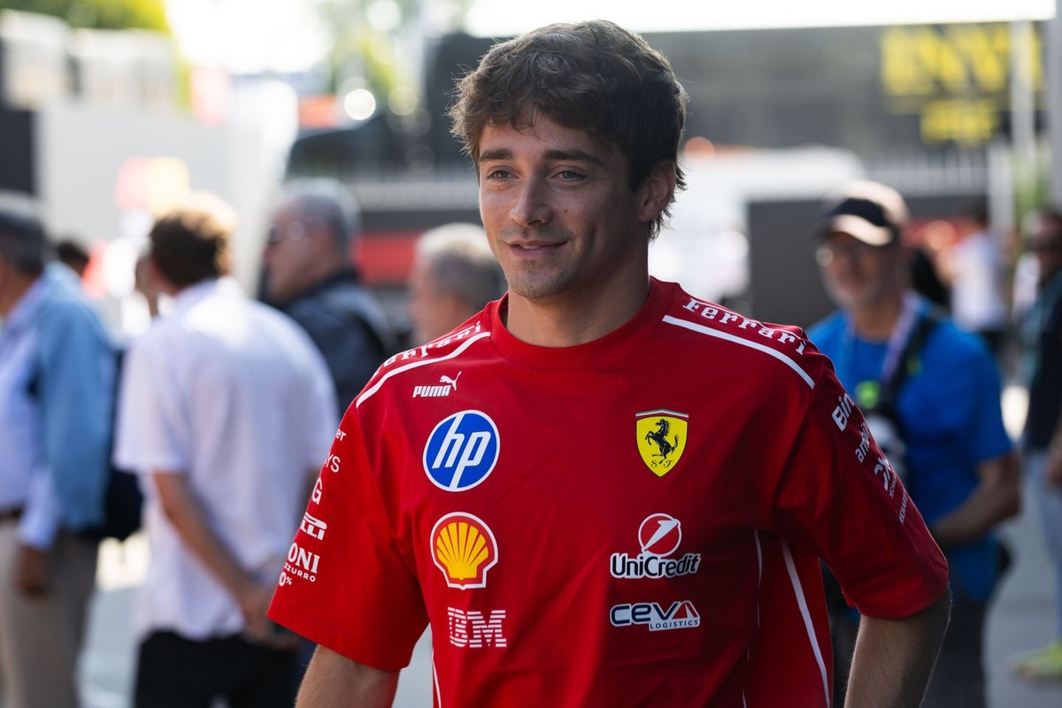 Ferrari dévoile une combinaison de course noire exclusive pour Charles Leclerc au Grand Prix de Singapour de F1.