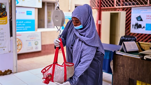تحذر المنظمات الإنسانية من أن تخفيضات الميزانية تؤدي إلى إغلاق العديد من العيادات الصحية في السودان.
