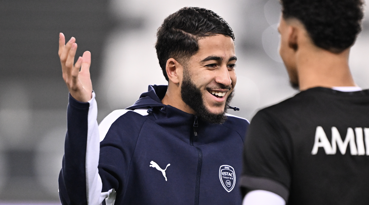 مقابلة مع DZfoot: أنيس أوزنادجي، "أشعر بتحسن، وأتقدم ببطء" (فيديو)