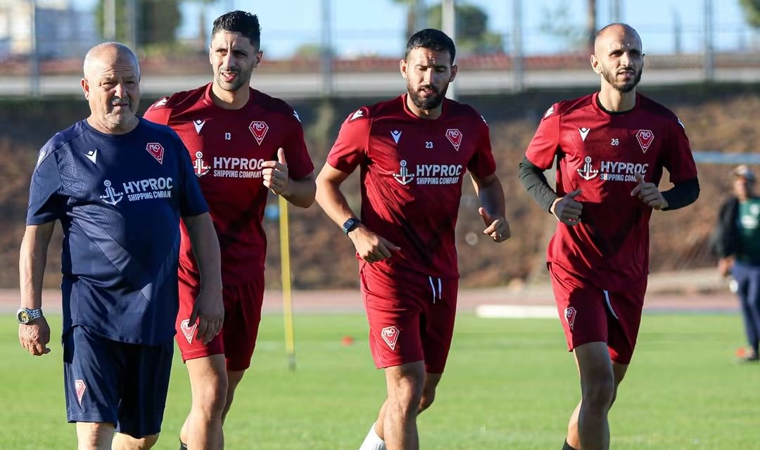 Sharif Wazani begins a closed training camp for his players in Oran.