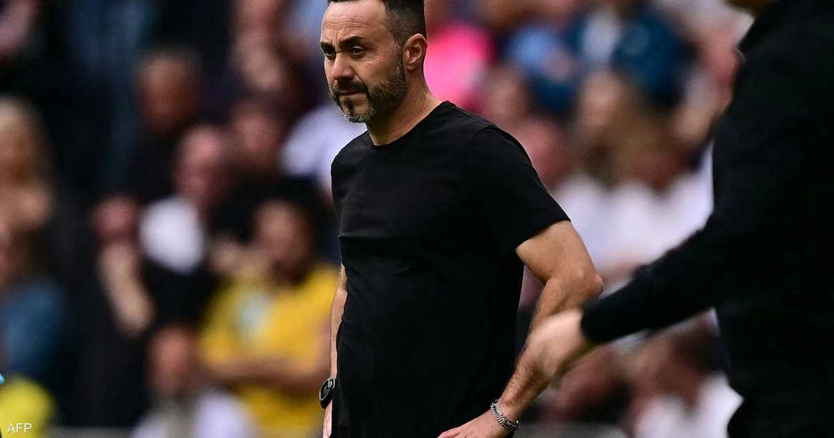 Before achieving his first win, what is the reason behind Tottenham's coach banning the use of phones?