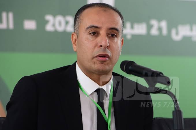 Le ministre Saadi félicite Jamal Sgjati pour sa victoire au championnat « Ultimate ».