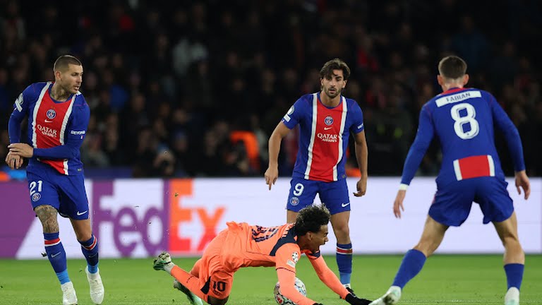 دوري أبطال أوروبا: باريس سان جيرمان يتقدم في الشوط الأول ضد برشلونة بفضل ديزيريه دووي