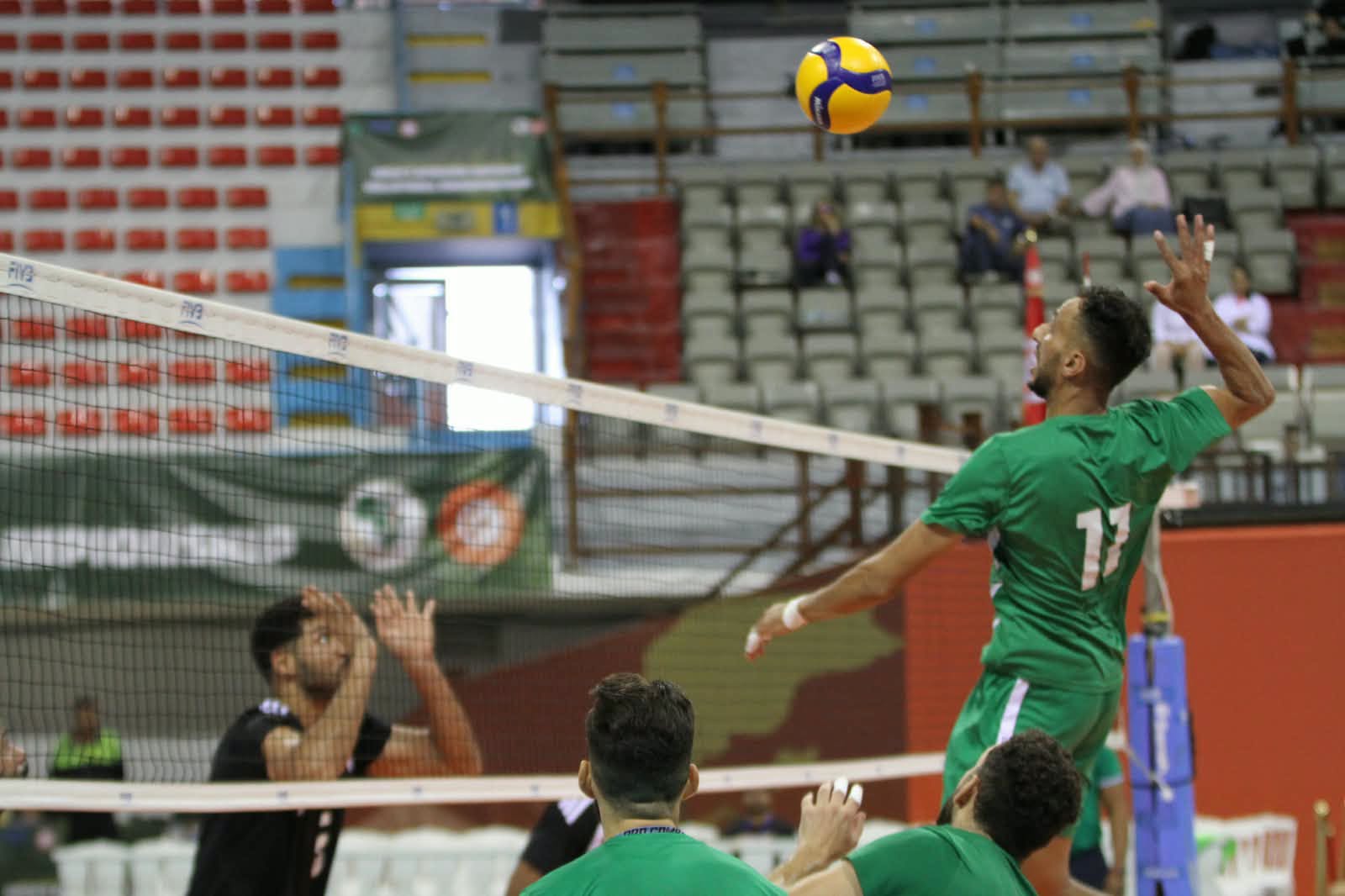Championnat d'Afrique : l'équipe de volley-ball réalise une victoire surprise contre le tenant du titre, l'Égypte, et se qualifie pour les demi-finales.
