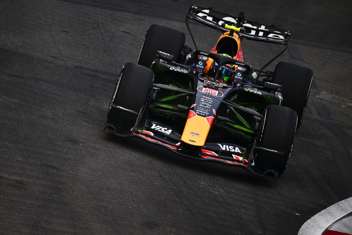 « C'est tout simplement étrange » – Isack Hadjar perplexe face à la voiture Red Bull F1 « indomptable »