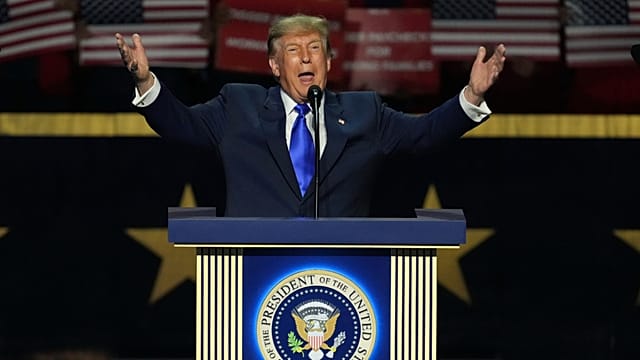 Trump promises a $5,000 reward if the Republicans secure victory in the US midterm elections.