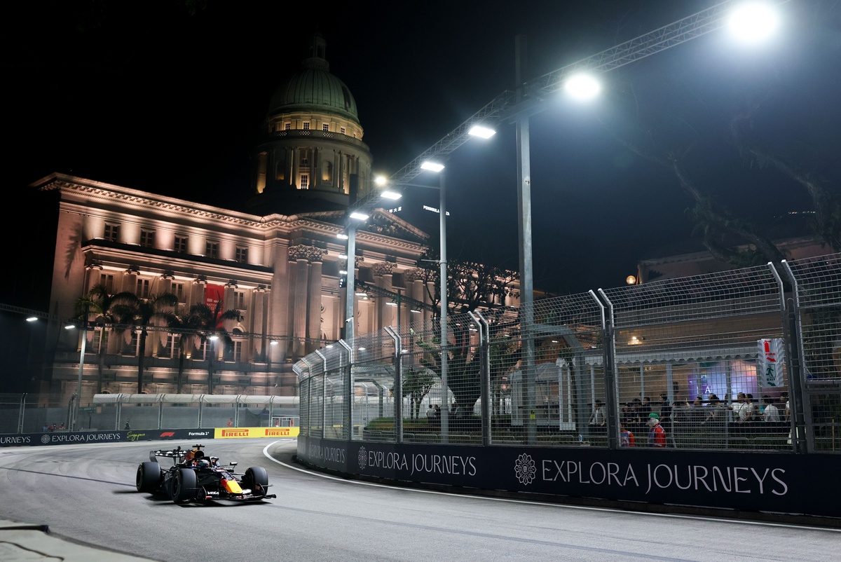 Max Verstappen est sous le feu des critiques pour une possible violation des règles de drapeau jaune lors du Grand Prix de F1 de Singapour.