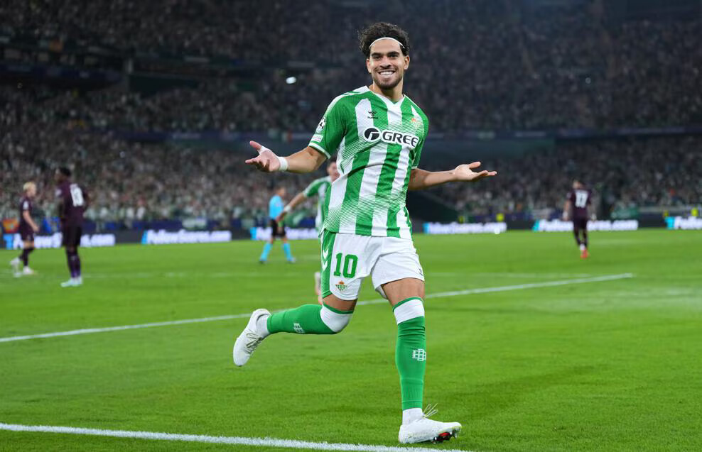 Ligue des champions de l'UEFA : Le joueur marocain Abde Ezzalzouli ouvre le score pour le Real Betis.