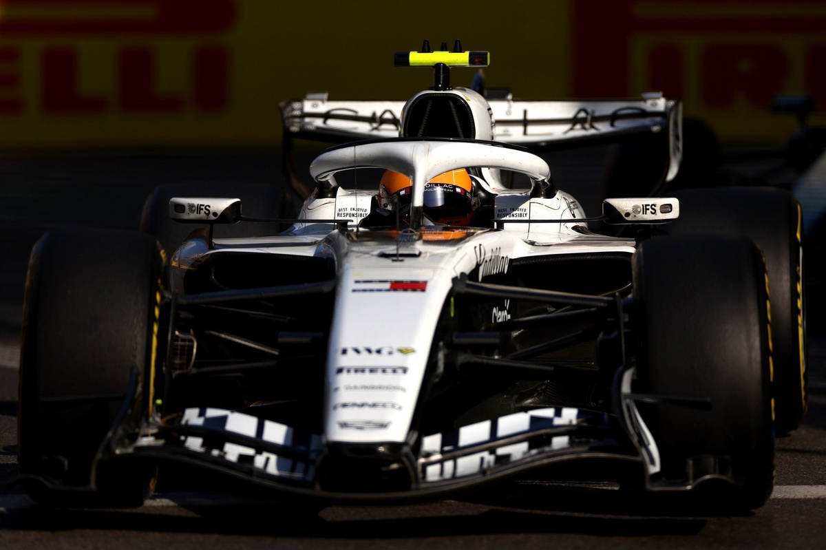 Qu'est-ce qui a causé le retard significatif de Valtteri Bottas derrière Sergio Pérez lors du GP d'Azerbaïdjan ?